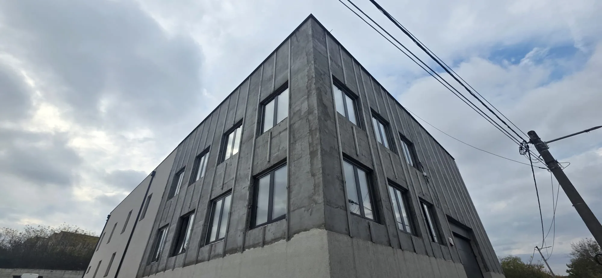 Montaža potkonstrukcije ventilisane fasade na poslovnom objektu tokom radova