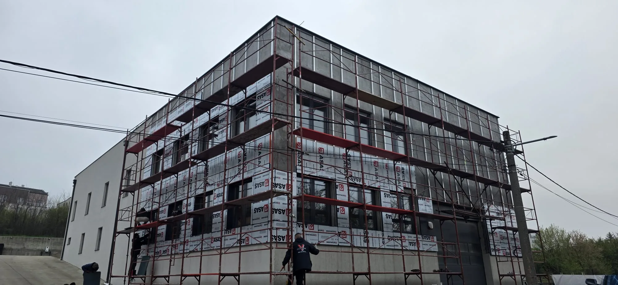 Ugradnja termoizolacije i fasadne folije na poslovnom objektu