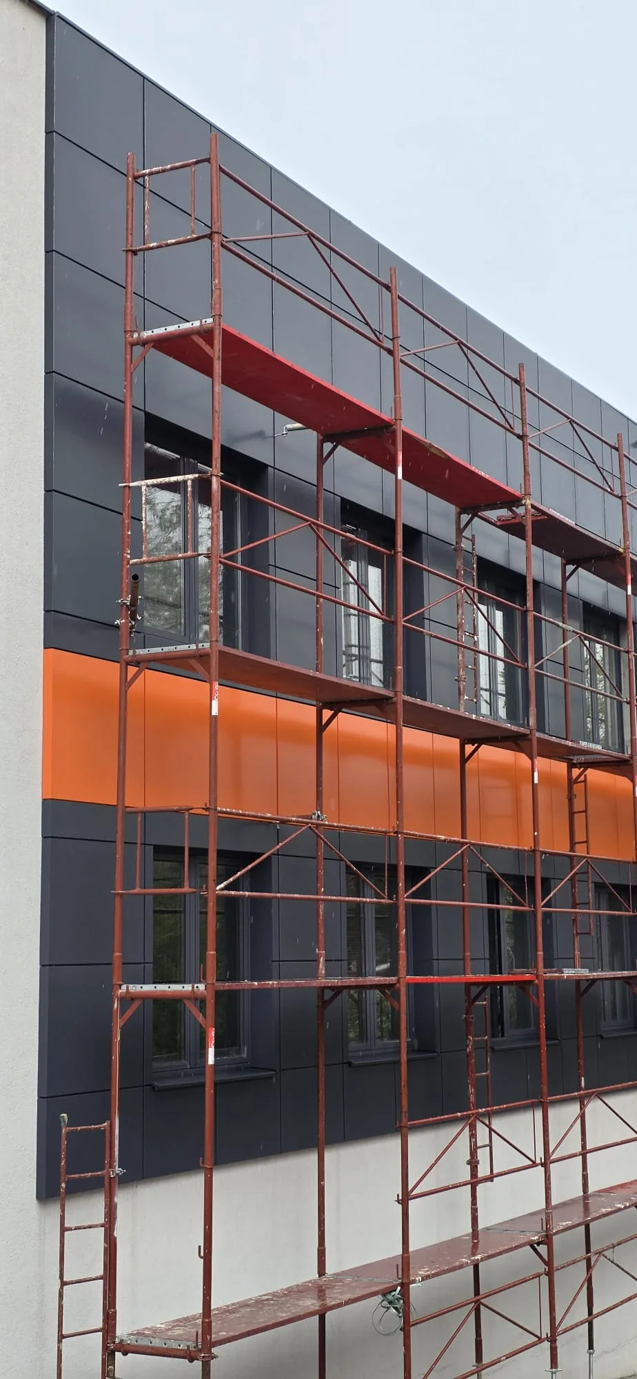 Montaža Alukobond panela na ventilisanoj fasadi poslovnog objekta