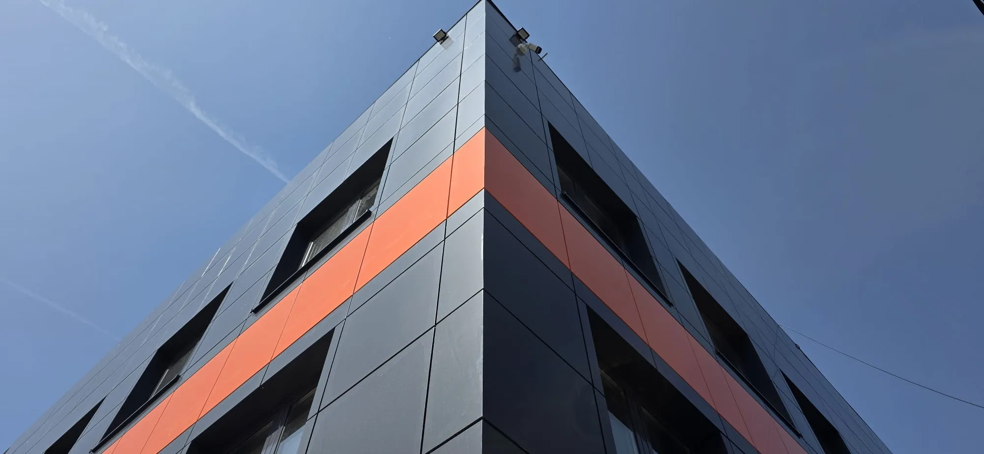 Detalj narandžastih Alukobond panela na završenoj ventilisanoj fasadi