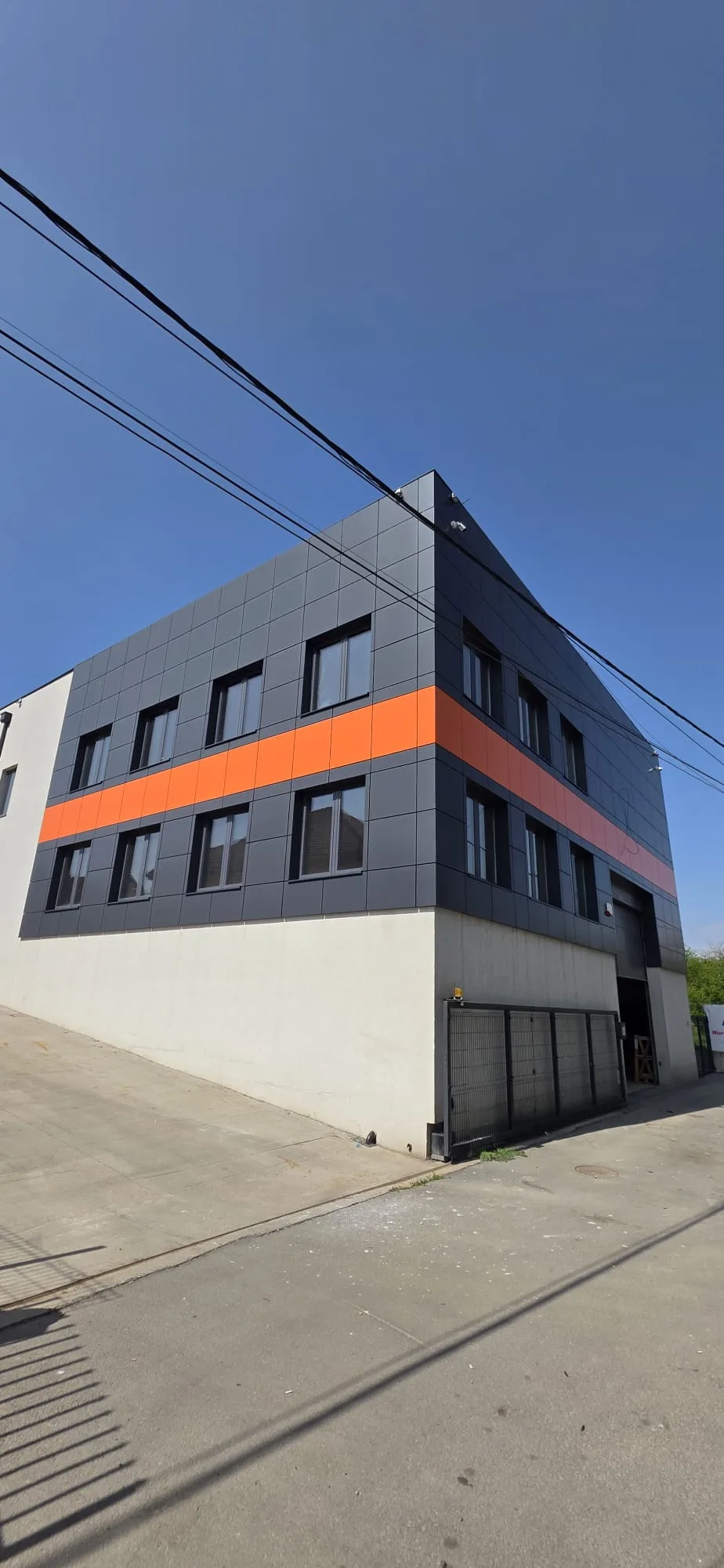 Bočni pogled na završenu ventilisanu fasadu poslovnog objekta